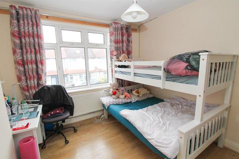 46 Gomshall Avenue, Wallington, SM6 8NY