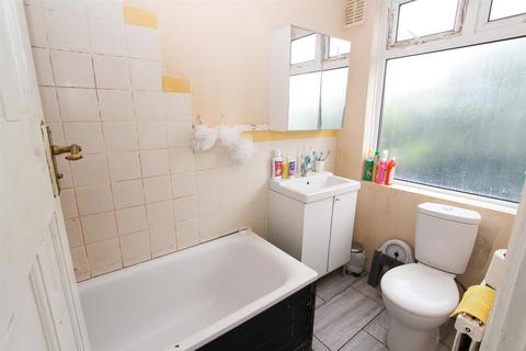 46 Gomshall Avenue, Wallington, SM6 8NY
