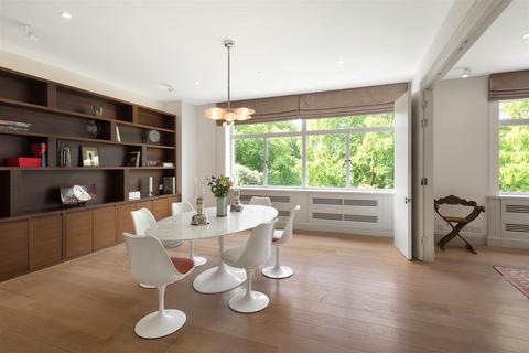 3 bedroom apartment to rent, St. James's Place SW1