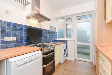 2 bedroom flat to rent, Woodside Park Road London N12