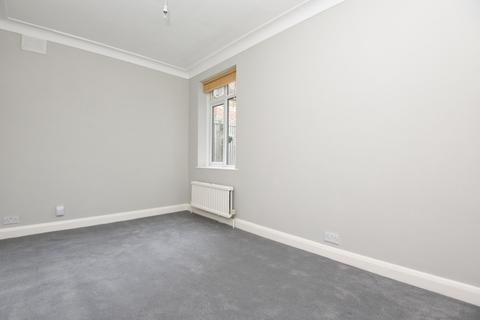 2 bedroom flat to rent, Woodside Park Road London N12