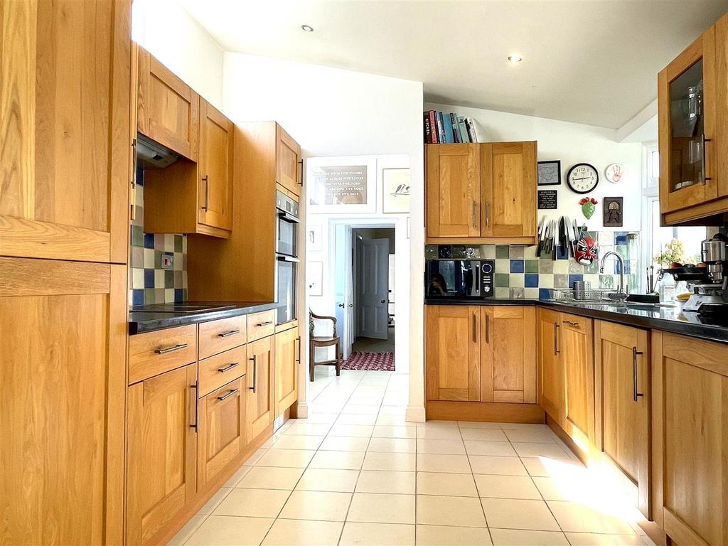 Kitchen3.jpg