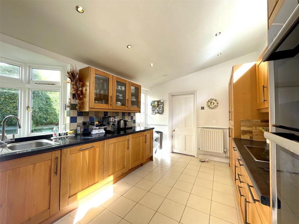 Kitchen2.jpg