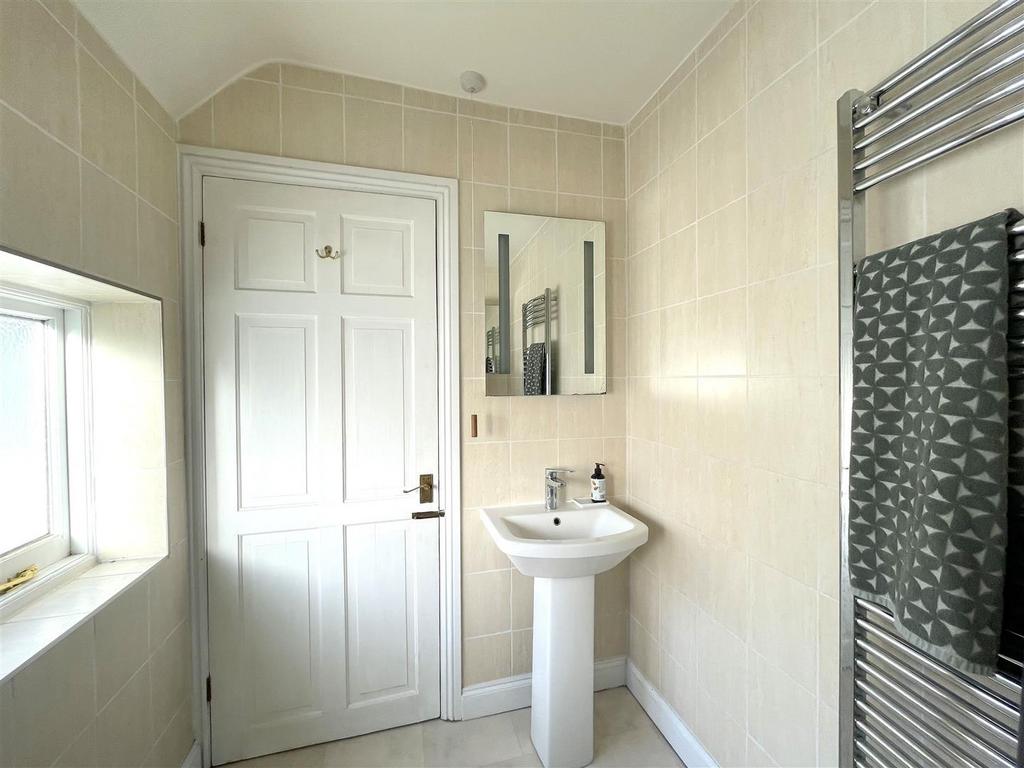 Bathroom 1.jpg
