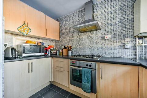 2 bedroom flat to rent, Dolphin Close, Surbiton, KT6