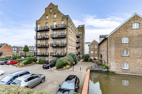 2 bedroom flat for sale, Bourneside Road, Surrey KT15