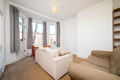 2 bedroom flat to rent, Spacious 2 Bedroom first floor flat with small Balcony