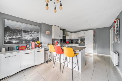 39 Grayling Close, Godalming, GU7 1AG