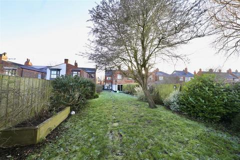 4 bedroom end of terrace house for sale, Victoria Avenue, Hull