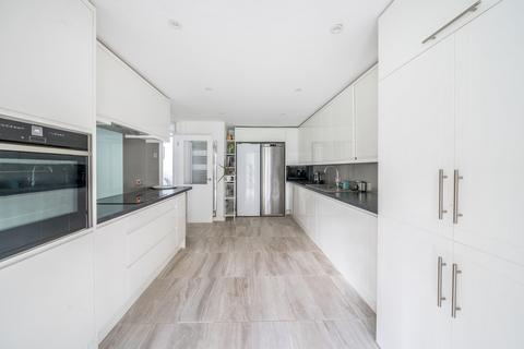4 Berkeley Gardens, West Byfleet, KT14 6JT