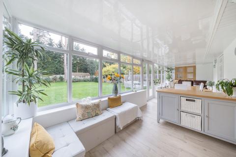4 Berkeley Gardens, West Byfleet, KT14 6JT