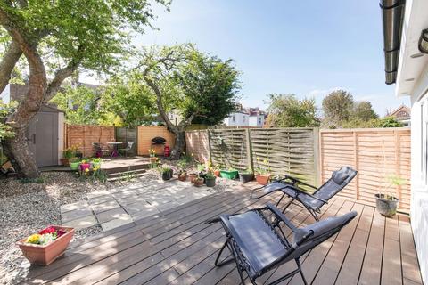 2 bedroom ground floor flat for sale, Lausanne Road, London N8