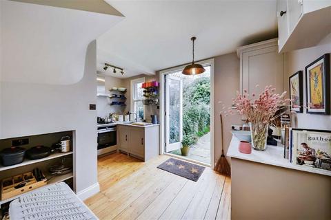 3 bedroom maisonette to rent, Wotton Road, London NW2