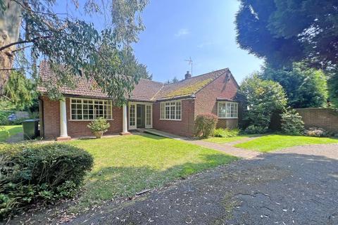 3 bedroom detached bungalow for sale, Church Road, Snitterfield