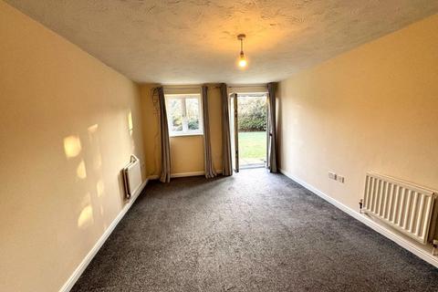 2 bedroom apartment for sale, * VACANT NOW  * IDEAL 1ST OR RETIREMENT PURCHASE * MUST BE SOLD * Browning Drive, Wickford