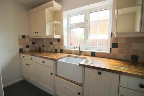 2 bedroom terraced house to rent, Howard Close - 2 bed house - Luton -  LU3 2PG