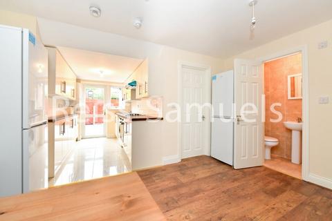 6 bedroom terraced house to rent, Manchester Road, London E14