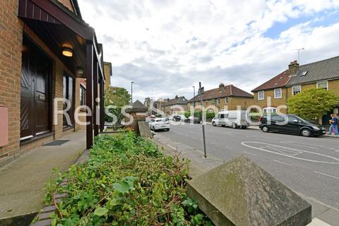 6 bedroom terraced house to rent, Manchester Road, London E14