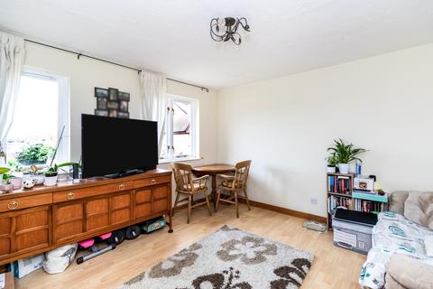 1 bedroom maisonette to rent, Shaw Drive, Walton, KT12