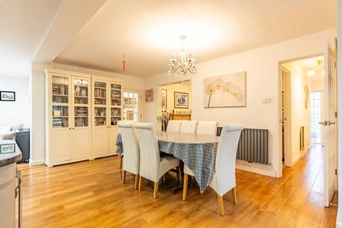 27 Ashdales, St Albans, AL1 2RB