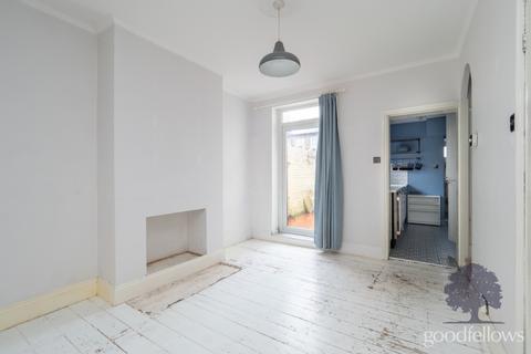 2 bedroom end of terrace house to rent, Carshalton Road, Carshalton SM5