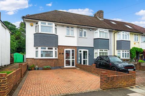 3 bedroom end of terrace house to rent, Hillcross Avenue, Surrey SM4