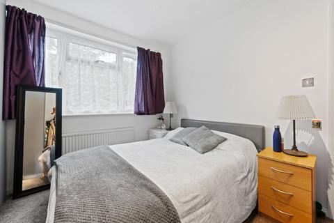 3 bedroom end of terrace house to rent, Hillcross Avenue, Surrey SM4