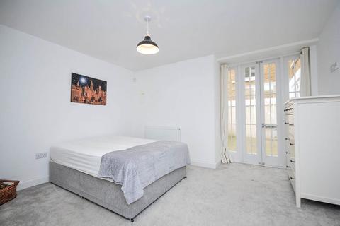 4 bedroom flat to rent, Fox Hill, London SE19