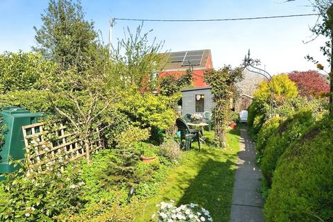 5 Hand Terrace, Chirk, Wrexham, LL14 5EU