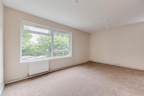 Studio to rent, Sutton Grove, Sutton