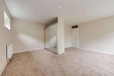 Studio to rent, Sutton Grove, Sutton