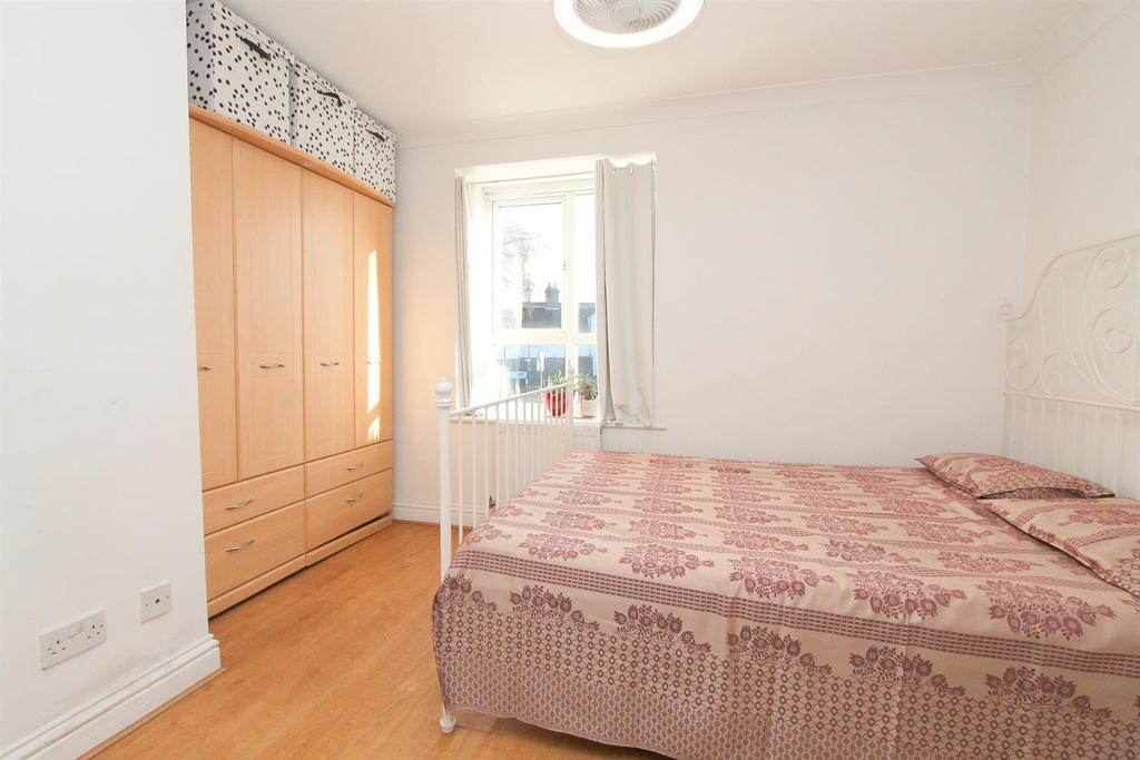 Bed 1.jpg