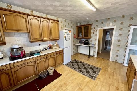 3 bedroom detached bungalow for sale, Waunfarlais Road, Llandybie, Ammanford