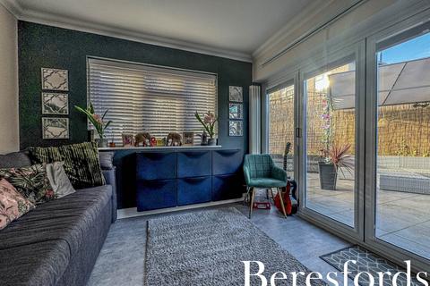 26 Harold View, Romford, RM3 0LX