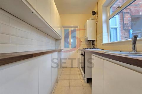 3 bedroom terraced house to rent, Burfield Street, Leicester LE4