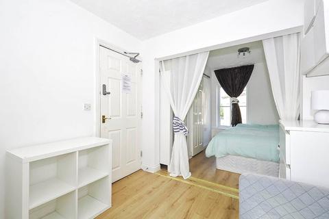 1 bedroom in a house share to rent, Newacres Road, London SE28