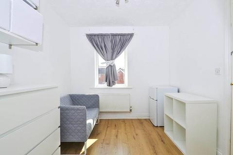 1 bedroom in a house share to rent, Newacres Road, London SE28