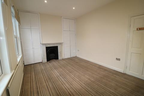 Studio to rent, Woodside Avenue, London SE25