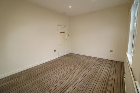 Studio to rent, Woodside Avenue, London SE25