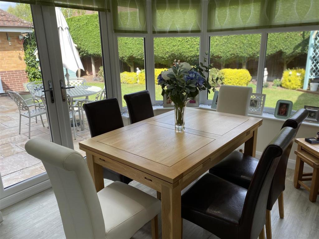 Sun room (reception 2)