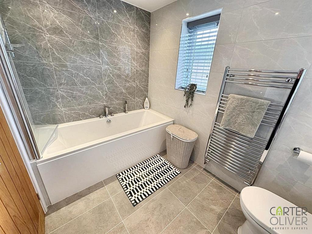 Family bathroom (front)