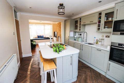 2 bedroom house for sale, Norfolk Avenue, Leigh-On-Sea