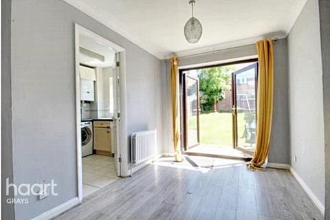 3 bedroom end of terrace house to rent, Clifford Road, Grays