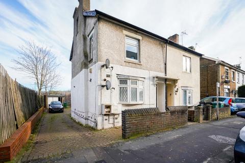 2 bedroom maisonette to rent, Woodford Road, Watford, Hertfordshire, WD17