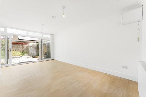 4 bed bungalow for rent in Inglesham Walk, Hackney