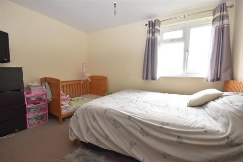 2 bedroom terraced house to rent, Kingsley Road, Horley