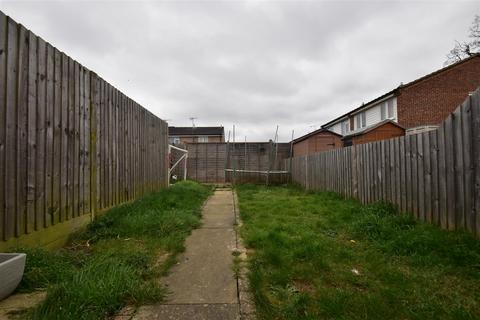 2 bedroom terraced house to rent, Kingsley Road, Horley