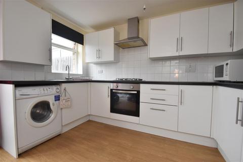 2 bedroom terraced house to rent, Kingsley Road, Horley