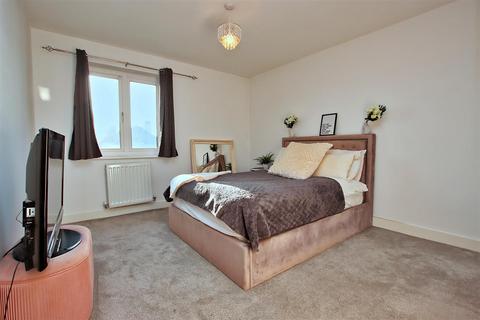 2 bedroom flat for sale, James Court, Grade Close, Elstree