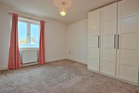 2 bedroom flat for sale, James Court, Grade Close, Elstree